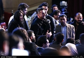 امین حیایی بازیگر فیلم درخونگاه در مراسم اختتامیه سی‌وهفتمین جشنواره فیلم فجر