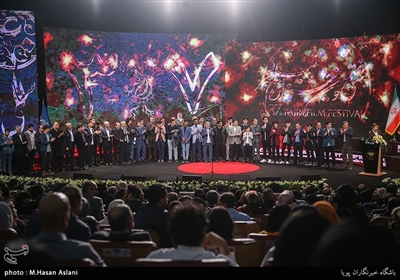 آزادگان گروه 23 نفر به همراه بازیگران فیلم 23 نفر در مراسم اختتامیه سی‌وهفتمین جشنواره فیلم فجر 