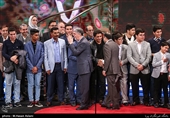 آزادگان گروه 23 نفر به همراه بازیگران فیلم 23 نفر در مراسم اختتامیه سی‌وهفتمین جشنواره فیلم فجر