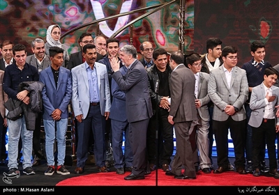 آزادگان گروه 23 نفر به همراه بازیگران فیلم 23 نفر در مراسم اختتامیه سی‌وهفتمین جشنواره فیلم فجر 