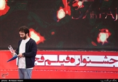 اهداء سیمرغ بلورین بهترین فیلم هنر و تجربه سی‌وهفتمین جشنواره فیلم فجر به همایون غنی‌زاده کارگردان فیلم &#171;مسخره‌باز&#187;