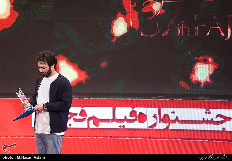 اهداء سیمرغ بلورین بهترین فیلم هنر و تجربه سی‌وهفتمین جشنواره فیلم فجر به همایون غنی‌زاده کارگردان فیلم &#171;مسخره‌باز&#187;