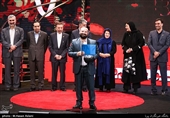 اهداء سیمرغ بلورین بهترین فیلم سی‌وهفتمین جشنواره فیلم فجر به محمدحسین قاسمی تهیه‌کننده فیلم &#171;شبی که ماه کامل شد&#187;