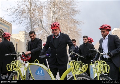 رؤساء بلدیات المدن الکبرى یتجولون على الدرجات فی طهران