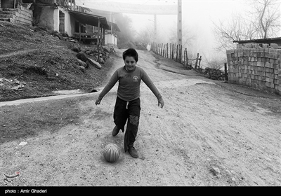 کودکان این روستا همچون دیگر کودکان بازی با توپ را به دیگر بازیها ترجیح می دهند