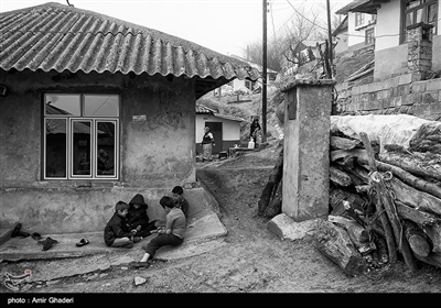 کودکان در این روستا پا به پای بزرگ ترهای خود کار میکنند و در اوقات بیکاری از بازیهای بسیار ساده بهره میبرند 