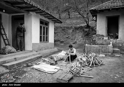 اغلب روزها اهالی روستا در حال ساخت کندو برای نگهداری زنبورهایشان هستند