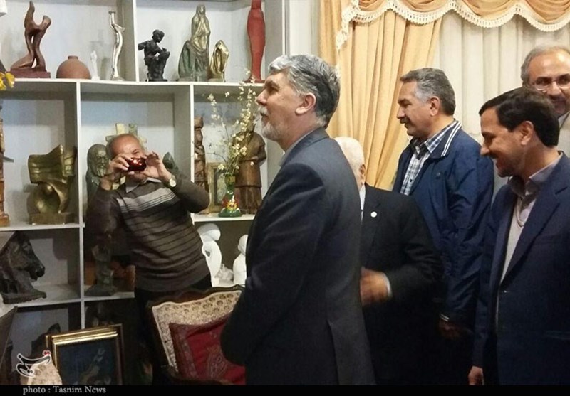 وزیر ارشاد با هنرمند مجسمه‌ساز کرمانی دیدار کرد+تصاویر