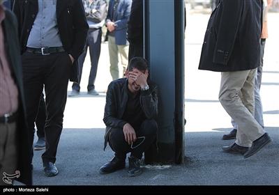 خانواده شهدای لشکر ۱۴ امام حسین (ع) در فرودگاه بدر اصفهان در انتظار بازگشت پیکر شهدای خود هستند.