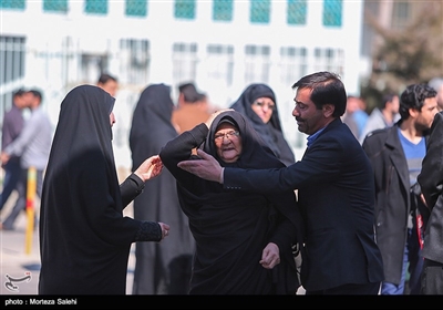 خانواده شهدای لشکر ۱۴ امام حسین (ع) در فرودگاه بدر اصفهان در انتظار بازگشت پیکر شهدای خود هستند. 