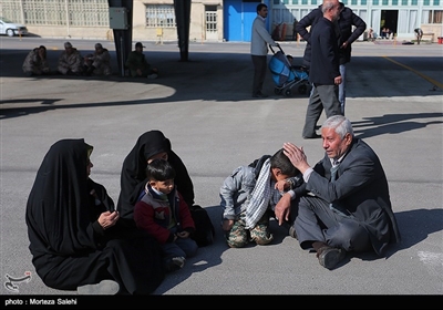 خانواده شهدای لشکر ۱۴ امام حسین (ع) در فرودگاه بدر اصفهان در انتظار بازگشت پیکر شهدای خود هستند.