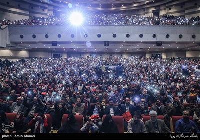 دوستداران شهید ابراهیم هادی در این مراسم عکس شهید را روی دست بالا برده و نور موبایل های خود را نیز روشن کرده و شعار لبیک یا زینب سر دادند