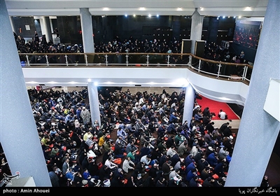 حضور چند هزار نفری مردم در مراسم یادواره شهید ابراهیم هادی باعث شده بود علاوه بر داخل تالار بزرگ وزارت کشور در محوطه بیرونی آن نیز تجمع کنند