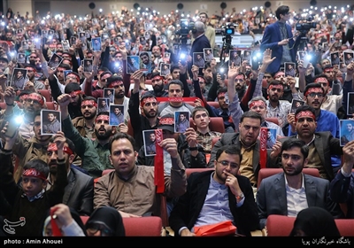مردم در این مراسم عکس شهید ابراهیم هادی را به نشانه ارادت روی دست گرفته و شعار لبیک یا حسین سر دادند