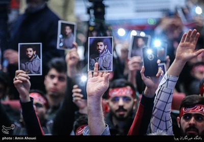 مردم در این مراسم عکس شهید ابراهیم هادی را به نشانه ارادت روی دست گرفته و شعار لبیک یا حسین سر دادند