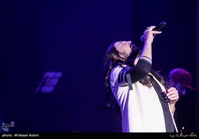  امیرعباس گلاب در سومین شب سی‌ و چهارمین جشنواره موسیقی فجر