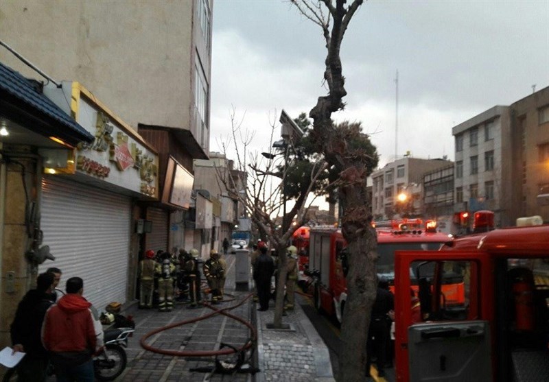 آتش‌سوزی گسترده کارگاه نجاری در خیابان جمهوری + تصاویر