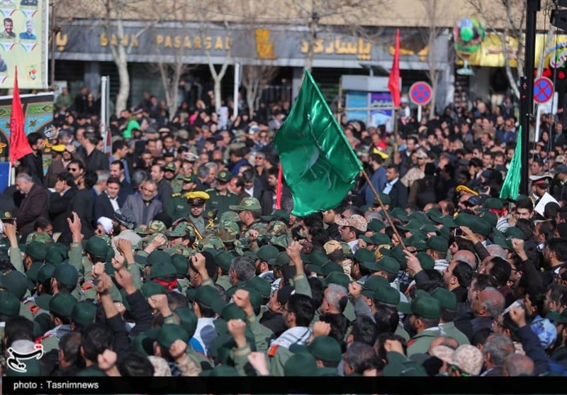 اصفهان| تمثال شهدای مدافع وطن توسط مردم گلباران شد