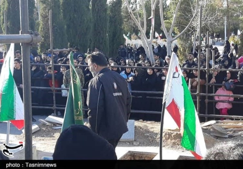 عکس| آماده‌سازی قبور شهدای مدافع وطن در گلستان شهدای اصفهان