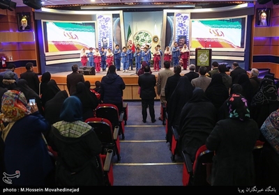 اجرای سرود ملی ایران توسط کودکان