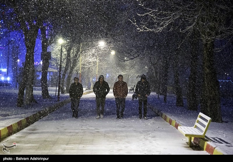 بارش برف چهره شهرهای آذربایجان شرقی را سفیدپوش کرد