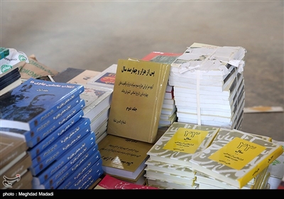 این کتاب‌ها در جریان کشف انبارهای کتاب‌های قاچاق در تهران جمع‌آوری شده‌اند