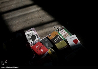 این انبار کتاب‌های قاچاق کشف‌شده با متراژ ۱۱۲۰ مترمربع در اطراف تهران قرار دارد