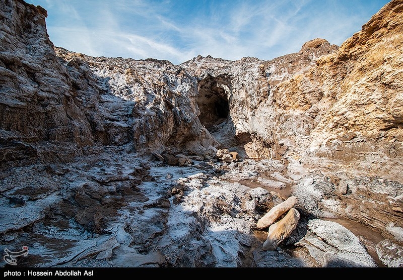 گنبد نمکی جاشک در استان بوشهر، با وسعت یک‌هزار و 366 هکتار و ارتفاع یک‌هزار و 350 متریکی از بزرگ‌ترین ، فعالترین و زیباترین گنبدهای نمکی ایران و خاورمیانه است