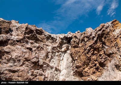 گنبد نمکی جاشک در استان بوشهر، یکی از بزرگ‌ترین، فعال‌ترین و زیباترین گنبدهای نمکی ایران و خاورمیانه است.
