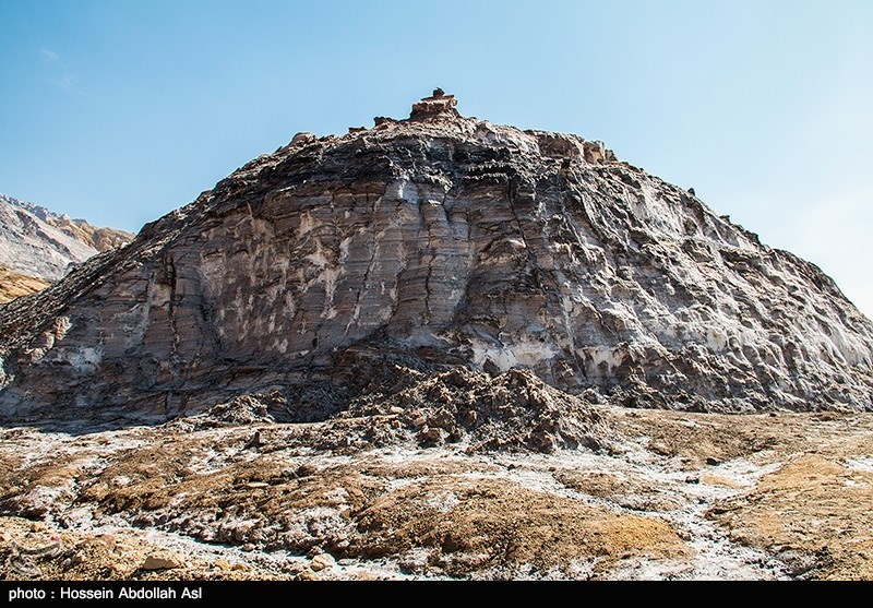 گنبد نمکی جاشک در استان بوشهر، یکی از بزرگ‌ترین، فعال‌ترین و زیباترین گنبدهای نمکی ایران و خاورمیانه است.