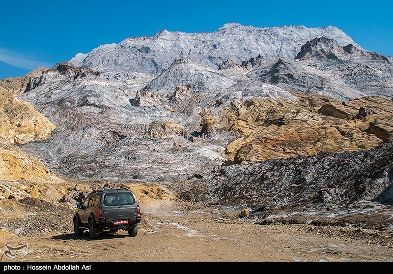 کوه نمک یا گنبد نمکی جاشک در استان بوشهر