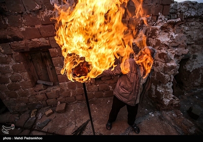 نفت به همراه گاز از چاه بیرون می‌آید، که پس از جداسازی گاز، با خط لوله تصفیه‌ شده و برای پالایشگاه گاز می‌فرستند؛ اما چون قبلا پالایشگاه گاز نبود، این گاز را می‌سوزاندند. اکنون نیز در برخی مناطق، از نفت سفید گرفته تا عنبل در شهرستان لالی همین‌طور است و اهالی از این گاز برای روشنایی و گرما استفاده می‌کنند.