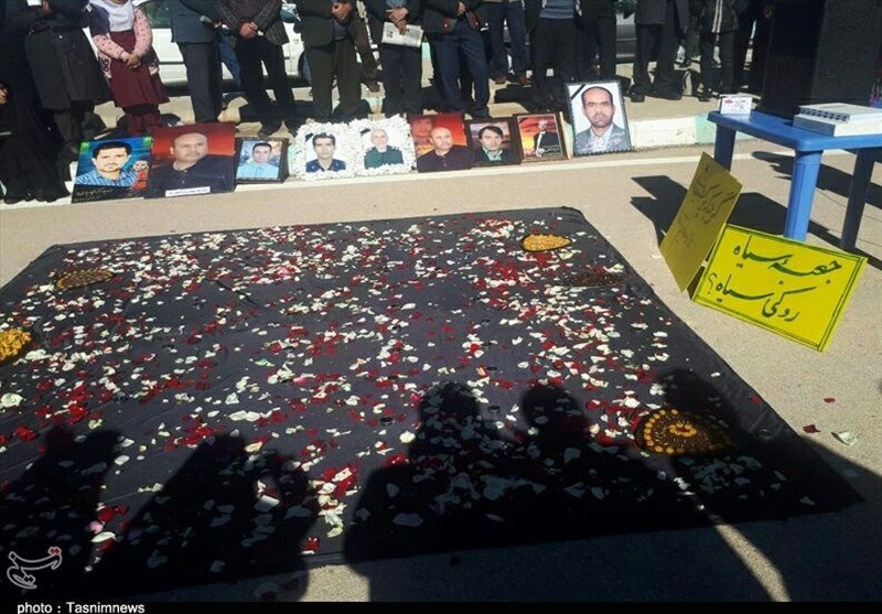 تجمع خانواده‌های جانباختگان حادثه سقوط هواپیمای تهران-یاسوج+تصاویر