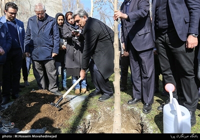 مراسم درختکاری دكتر حناچي شهردار تهران ومهندس سعيدي كيا رئیس بنياد مستضعفان در آیین باز آفرینی باغ عبقري منطقه 2