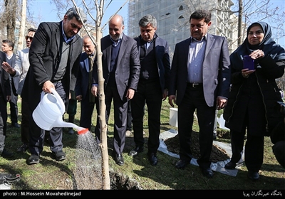 مراسم درختکاری دكتر حناچي شهردار تهران ومهندس سعيدي كيا رئیس بنياد مستضعفان در آیین باز آفرینی باغ عبقري منطقه 2