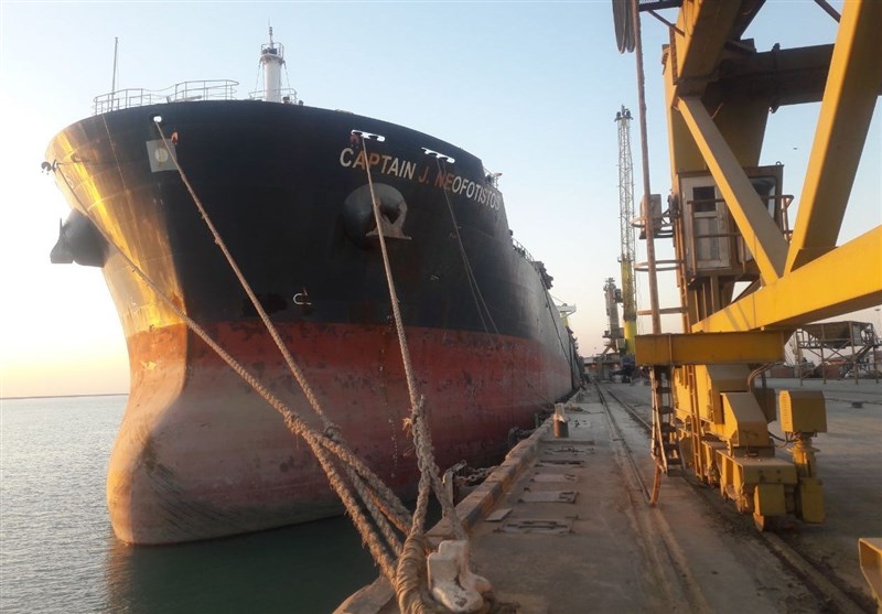 پهلوگیری کشتی غول پیکر 55 هزار تنی کنجاله سویا در بندر امام (ره) + فیلم
