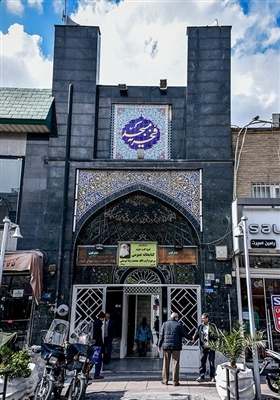 مسجد فخریه تهران دارای قدمتی بیش از ۸۰ سال است و یکی از مساجد زیبا و قدیمی شهر تهران است.