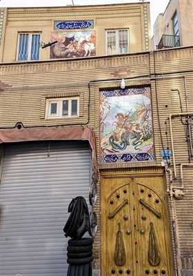 زورخانه پهلوان پور که از آن به عنوان زورخانه بازارچه نيز ياد می شود يکي از زورخانه های معروف و قديمی تهران می باشد