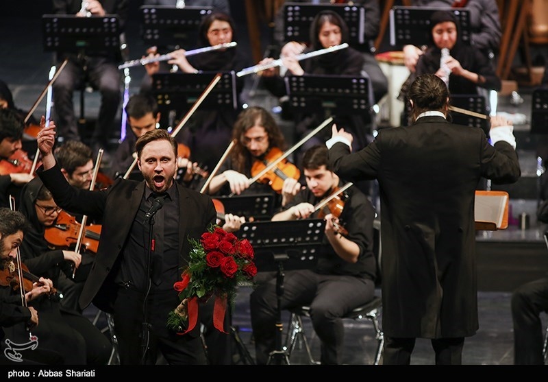 اجرای ارکستر آیسو با اجرای خواننده اتریشی در سی و چهارمین جشنواره موسیقی فجر