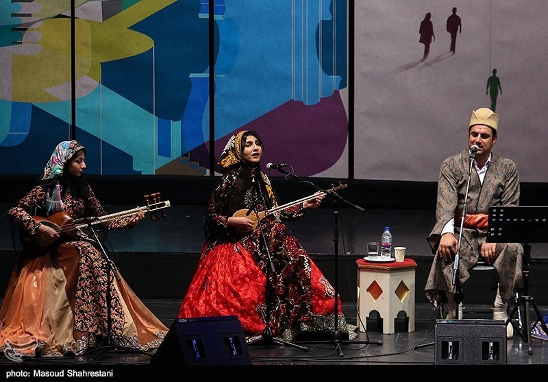 گروه «خنیاگران مهر» به سرپرستی بهزاد عبدی آئین اختتامیه سی و چهارمین جشنواره موسیقی فجر 