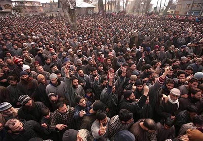 مقبوضہ کشمیر: کرفیو کے باوجود ہزاروں افراد کی شہداء کی نمازجنازہ میں شرکت