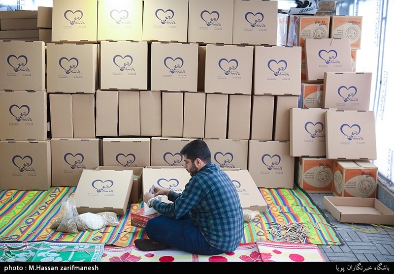 بسته بندی ارزاق و هدایای مادران سرپرست خانوار توسط گروه جهادی جمعیت مردمی امام حسنی
