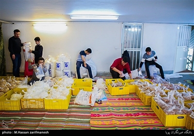 بسته بندی ارزاق و هدایای مادران سرپرست خانوار توسط گروه جهادی جمعیت مردمی امام حسنی