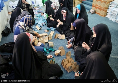 بسته بندی ارزاق و هدایای مادران سرپرست خانوار توسط گروه جهادی جمعیت مردمی امام حسنی