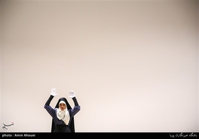 اجرای سرود برای ناشنوایان با زبان اشاره در سومین گردهمایی ملی فعالان حرکت‌های جهادی