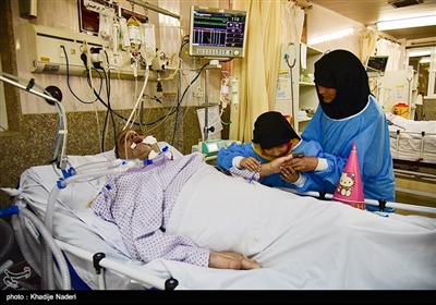 روز تولد طلائیه دختر هشت ساله ی جانباز بسیجی دفاع مقدس عبدالله عکافی. عبدالله عکافی در عملیات کربلای پنج جانباز شد.