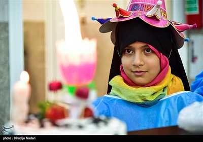 طلائیه دختر جانباز بسیجی دفاع مقدس عبدالله عکافی خواستار برگزاری جشن تولد 8 سالگی ، کنار پدر در بیمارستان بود