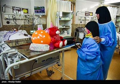 طلائیه دختر جانباز بسیجی دفاع مقدس عبدالله عکافی خواستار برگزاری جشن تولد 8 سالگی ، کنار پدر در بیمارستان بود