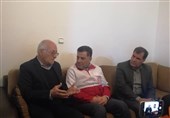 رئیس جمعیت هلال احمر با خانواده جانباختگان سقوط هواپیمای تهران-یاسوج دیدار کرد
