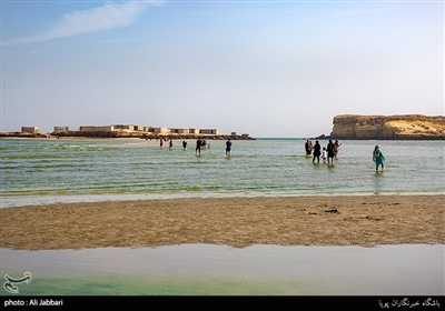 جزایر ناز، تا حدود ۵۰ سال قبل، جنبه ی مسکونی داشته و بیشتر به عنوان انبار ذخیره ی ماهیگیران کاربرد داشته است. اما به تدریج، این جنبه ی کاربری، کمتر شده و هم اکنون، فقط به عنوان محلی برای صیادی استفاده می شود.